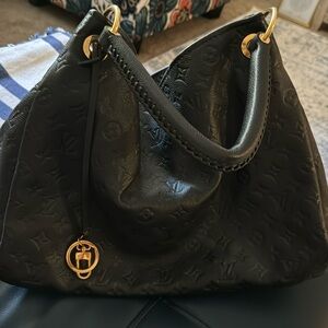 leather Louis Vuitton bag sale includes bag only👜 like New.